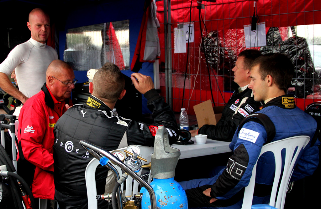Mikkel C. (t.h.) og hans team, var bl.a. oppe i mod Jan Magnussen (t.v)
(Foto: RacingPromotion.dk)